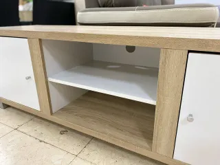 Mueble TV bajo madera y blanco