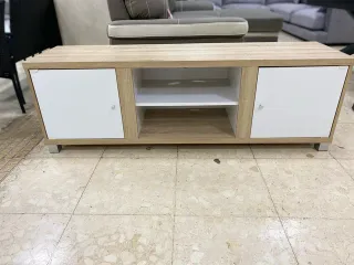 Mueble TV bajo madera y blanco