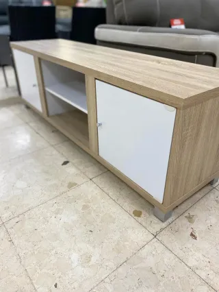Mueble TV bajo madera y blanco
