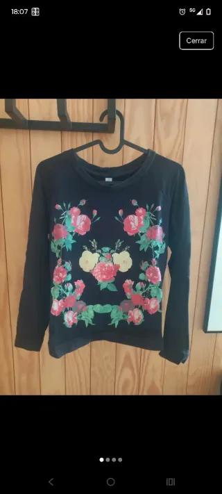Sudadera negra con estampado floral