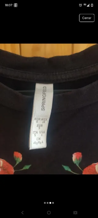 Sudadera negra con estampado floral