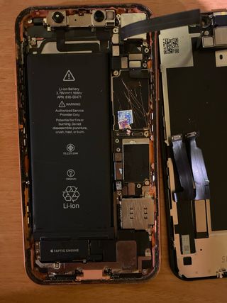 iPhone XR para piezas, pantalla rota. Color Coral.