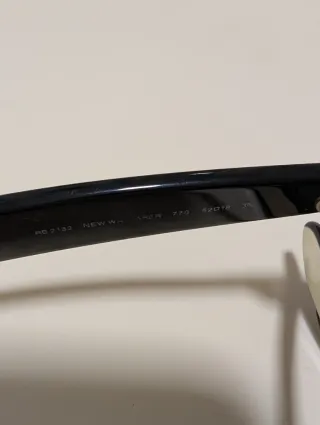 Gafas de sol Ray-Ban blancas y negras de niñ@