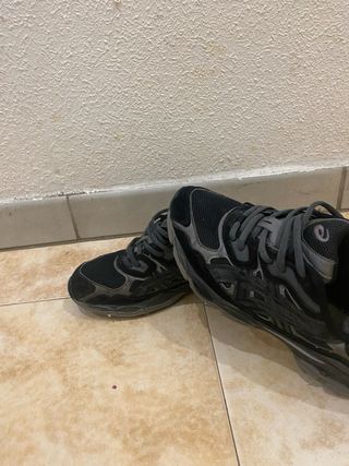 Zapatillas Asics Negras y Grises