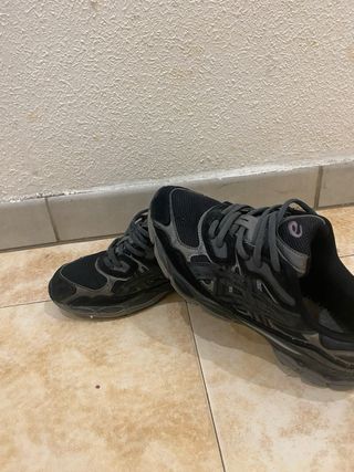 Zapatillas Asics Negras y Grises