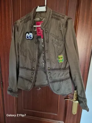 Cazadora vaquera militar con parches