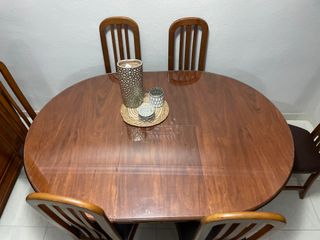 Mesa de comedor ovalada de madera y 6 sillas