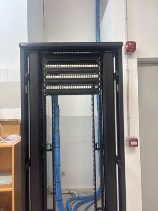 Instalación de armarios de telecomunicaciones