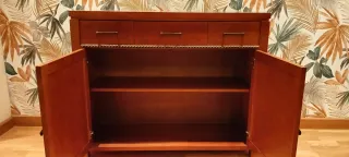 Aparador de madera y ratán