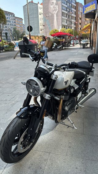 Triumph Speed Twin 1200.