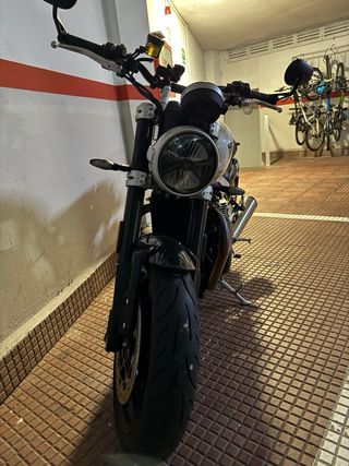 Triumph Speed Twin 1200.