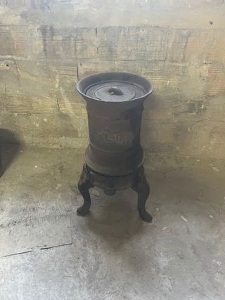 Estufa de leña antigua de hierro fundido