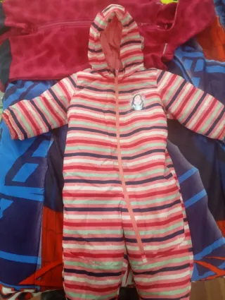 Buzo de nieve a rayas para bebé