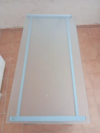 Mesa cristal gris patas metálicas