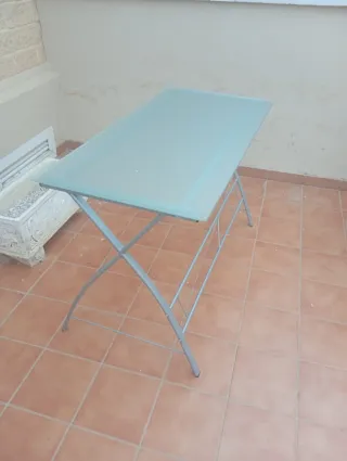 Mesa cristal gris patas metálicas