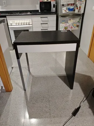 Escritorio moderno negro y blanco con cajón