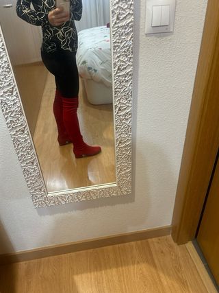 Botas altas tipo ante en rojo y negro  Talla 36