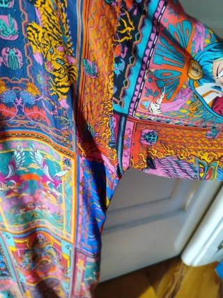 Vestido estampado multicolor.