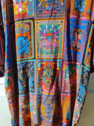 Vestido estampado multicolor.