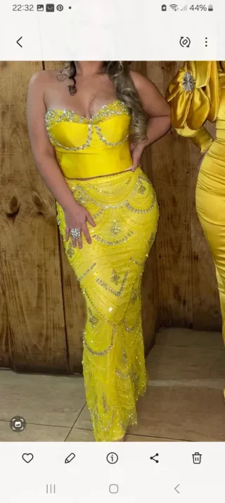 Vestido de fiesta amarillo con pedrería