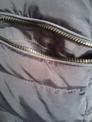 Abrigo plumífero gris mujer