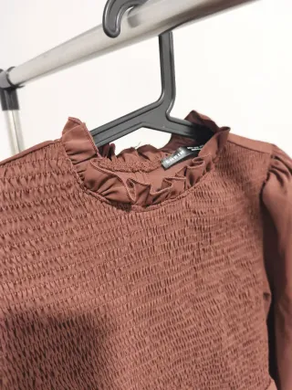 Blusa marrón con volantes