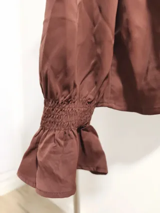 Blusa marrón con volantes