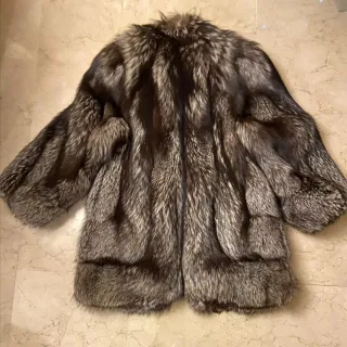 Abrigo de zorro plateado