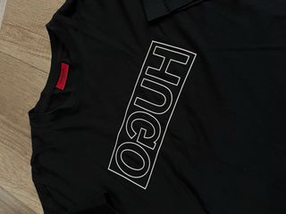 Camiseta Hugo Boss Negra Letras Inversas