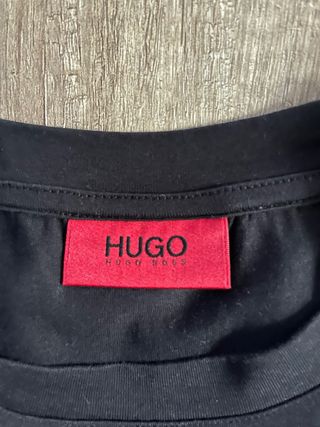 Camiseta Hugo Boss Negra Letras Inversas