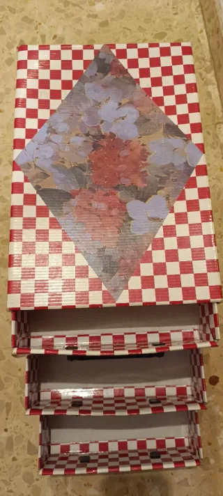 Cajonera de cartón con diseño a cuadros