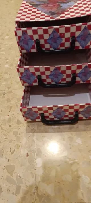 Cajonera de cartón con diseño a cuadros