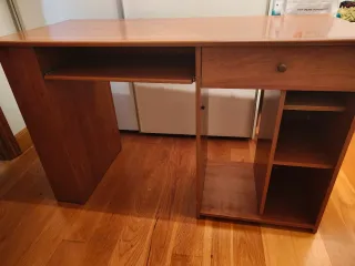 Escritorio de madera para ordenador