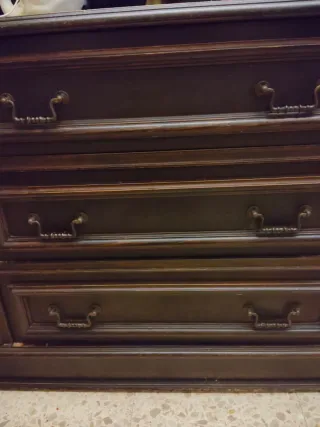 Mueble de madera maciza con vitrina