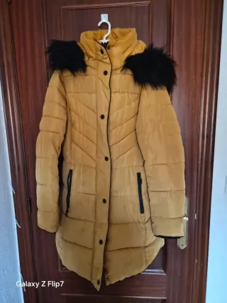 Chaqueta acolchada amarilla con capucha