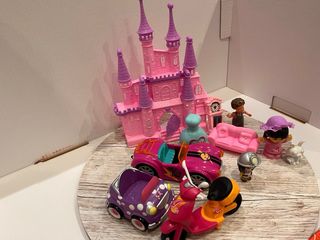 Castillo, coches, moto y muñecas