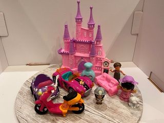 Castillo, coches, moto y muñecas