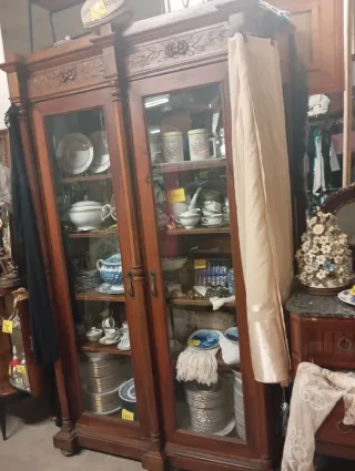 Vetrina in legno e vetro