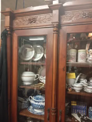 Vetrina in legno e vetro