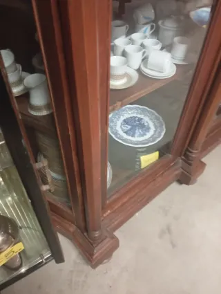 Vetrina in legno e vetro