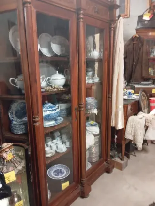 Vetrina in legno e vetro