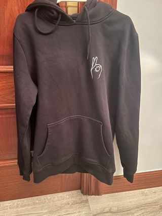 Sudadera negra con estampado