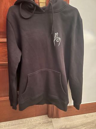 Sudadera negra con estampado