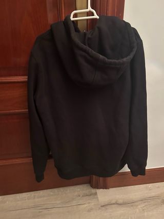 Sudadera negra con estampado
