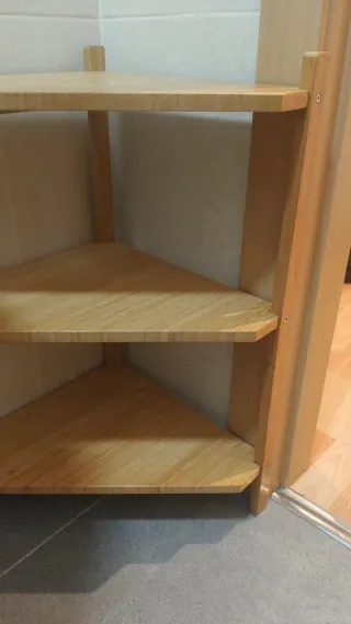 Estantería de esquina de madera para el baño