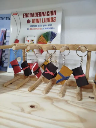 Portachiavi di libri artigianali