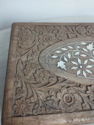 Caja de madera tallada a mano