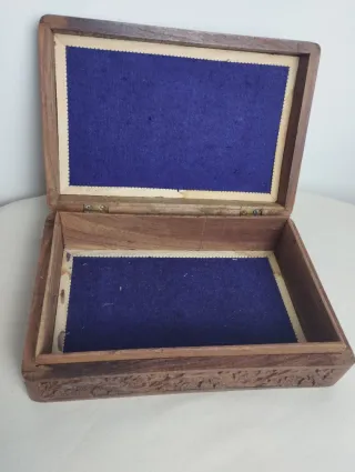 Caja de madera tallada a mano
