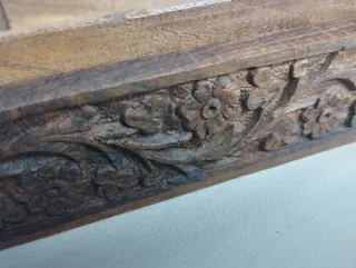 Caja de madera tallada a mano