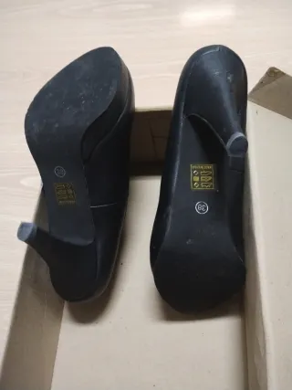 Zapatos de tacón negros para mujer